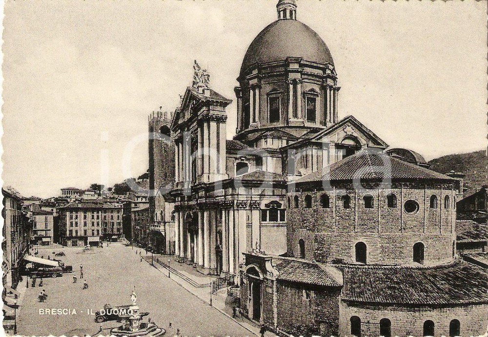 Cartolina originale da collezione 1955 ca BRESCIA Furgoni in Piazza Duomo Cartolina FG VG 1