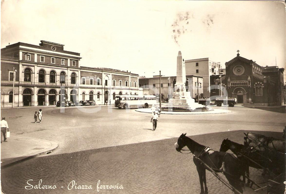 Cartolina originale da collezione 1956 SALERNO Torpedone e cavalli da tiro in Piazza Ferrovia Cartolina FG VG 1