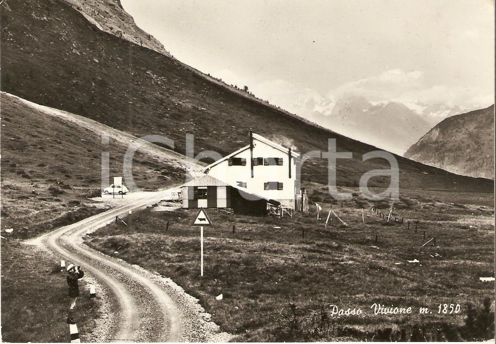 1974 PASSO DEL VIVIONE (BG) Panorama con rifugio e FIAT 500 *Cartolina FG VG