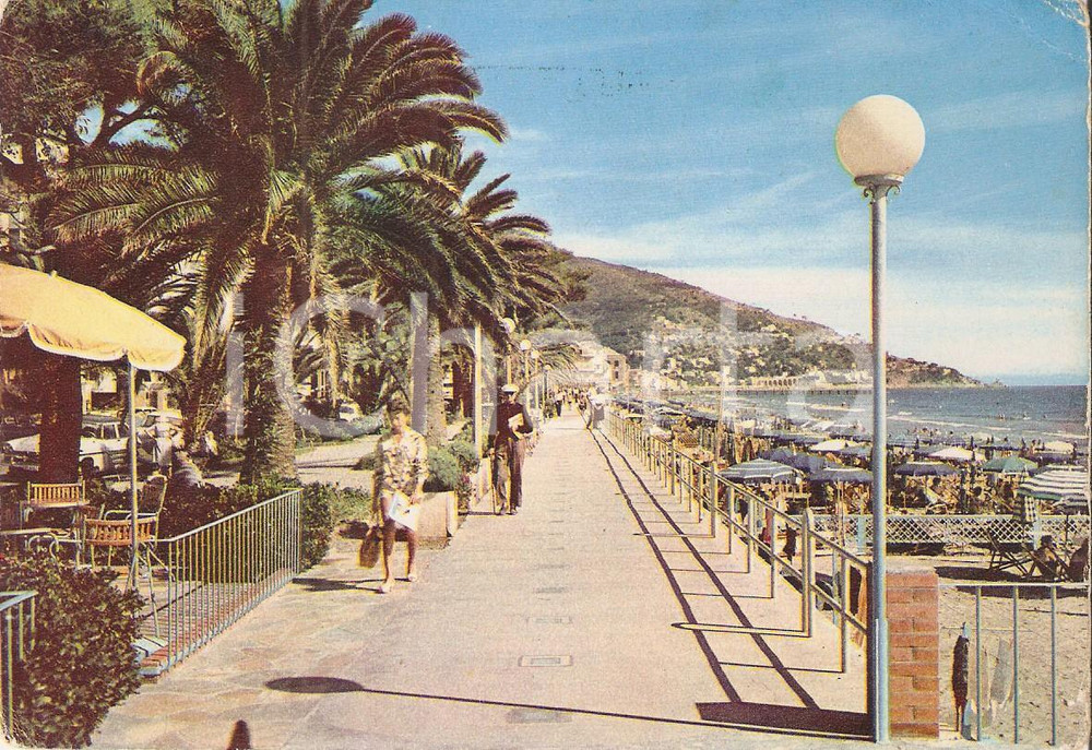 Cartolina originale da collezione 1965 ca ALASSIO SV Passeggiata sul lungomare Cartolina FG VG 1