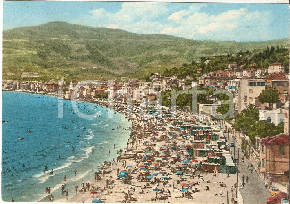 Cartolina originale da collezione 1962 ALASSIO SV Panorama della spiaggia colma di bagnanti Cartolina FG VG 1