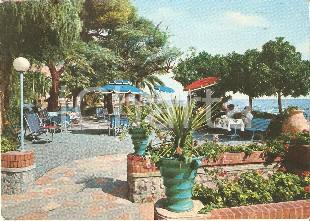 Cartolina originale da collezione 1971 ALASSIO SV Relax ai giardini Hotel MEDITERRANEE Cartolina FG VG 1