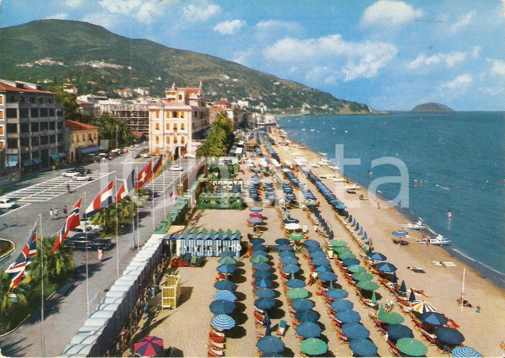 Cartolina originale da collezione 1965 ca ALASSIO SV Ombrelloni e cabine sul lungomare Cartolina FG VG 1
