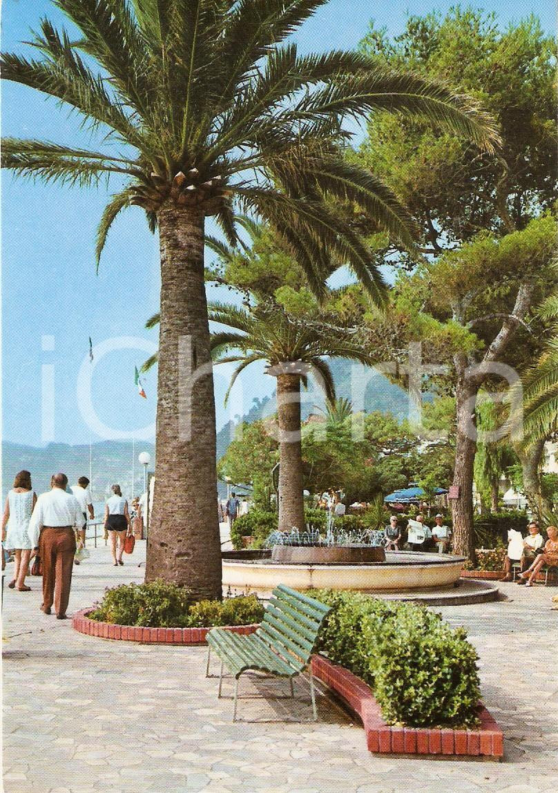 Cartolina originale da collezione 1965 ca ALASSIO SV Anziani leggono giornale su lungomare Cartolina FG NV 1