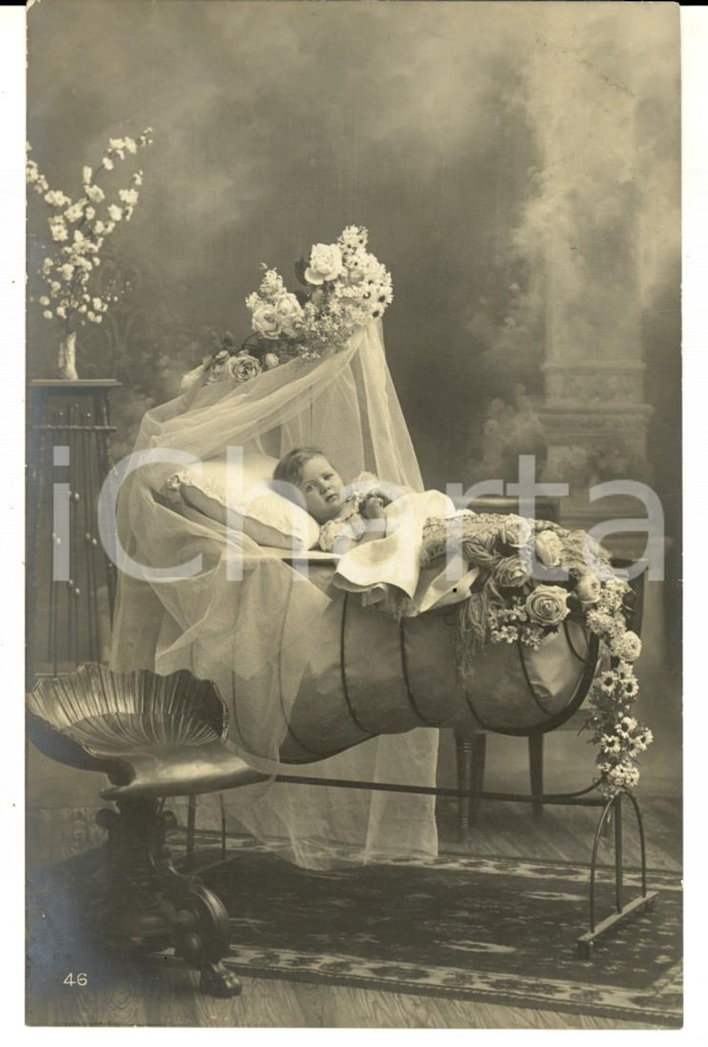 Cartolina originale da collezione 1909 COSTUMI Bambina di pochi mesi in una culla di rose Cartolina VINTAGE FP VG 1