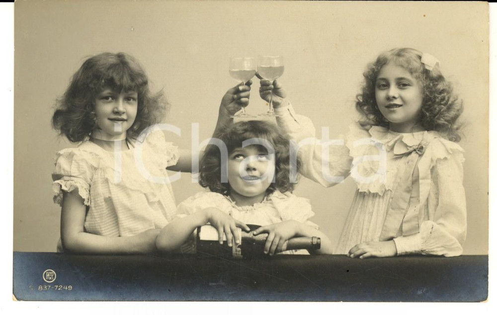 Cartolina originale da collezione 1911 BAMBINI Un brindisi tra piccole amiche Cartolina VINTAGE CURIOSA FP VG 1