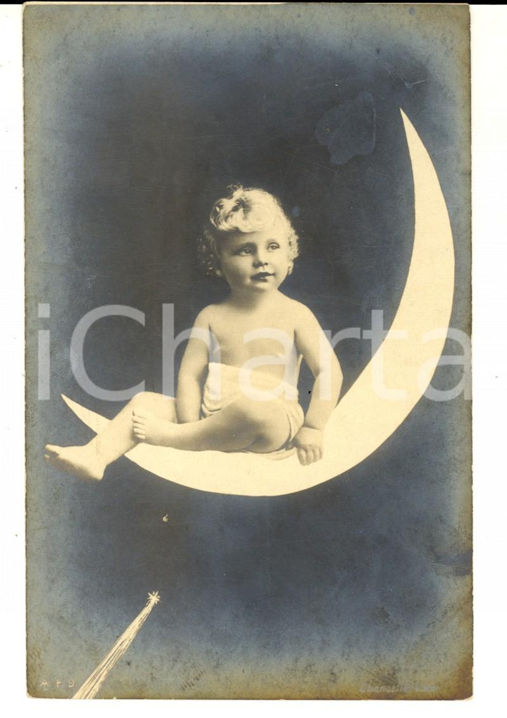 Cartolina originale da collezione 1900 ca COSTUMI Bambino seduto su una falce di luna Cartolina VINTAGE FP NV 1