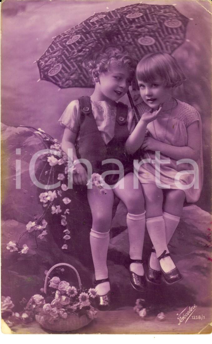 Cartolina originale da collezione 1920 ca COSTUMI Coppia di bambini con l ombrellino Cartolina VINTAGE FP 1