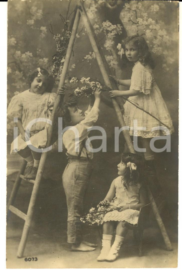 Cartolina originale da collezione 1912 BAMBINI Una fiorita scaletta primaverile Cartolina postale VINTAGE FP VG 1