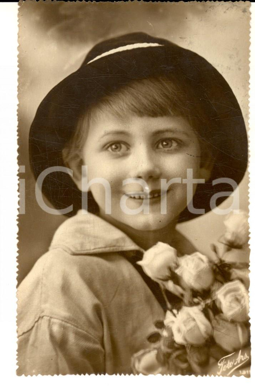 Cartolina originale da collezione 1924 COSTUMI Ritratto di bambina con cappello e rose Cartolina VINTAGE FP VG 1