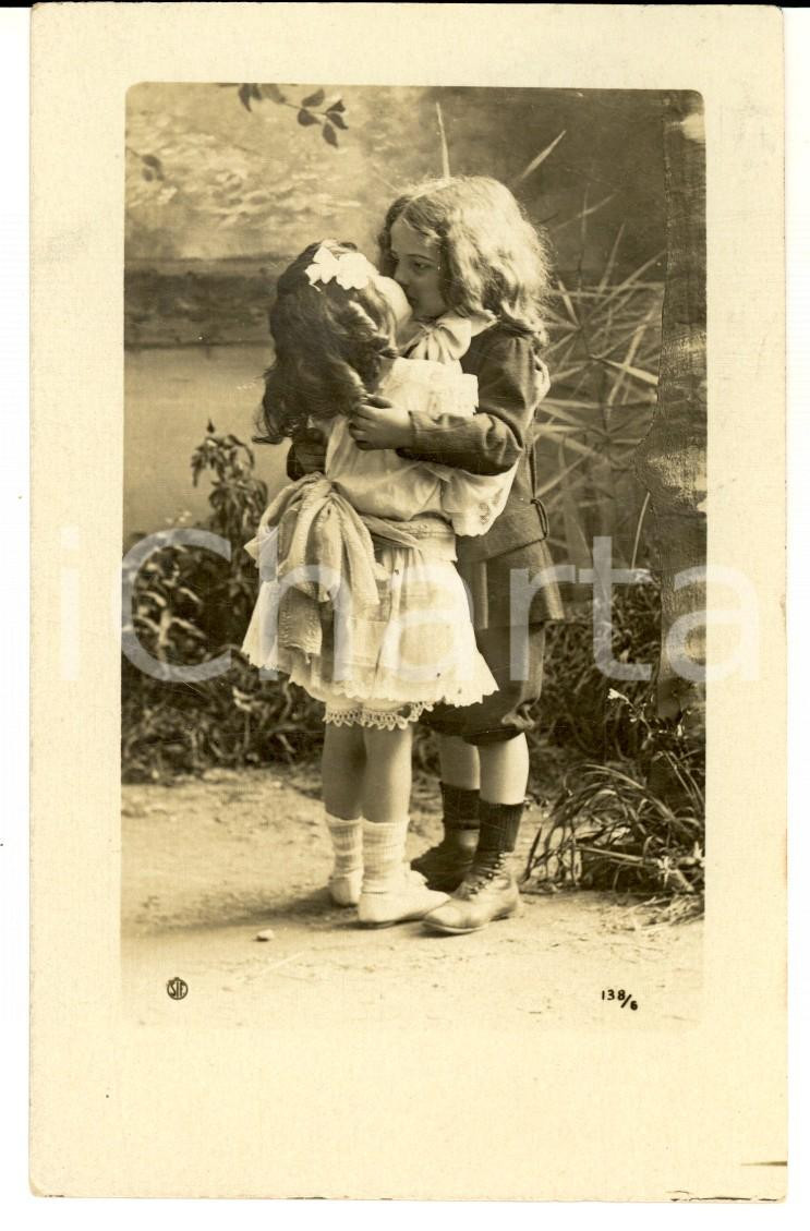 Cartolina originale da collezione 1920 BAMBINI Il bacio dei piccoli innamorati Cartolina postale VINTAGE FP VG 1