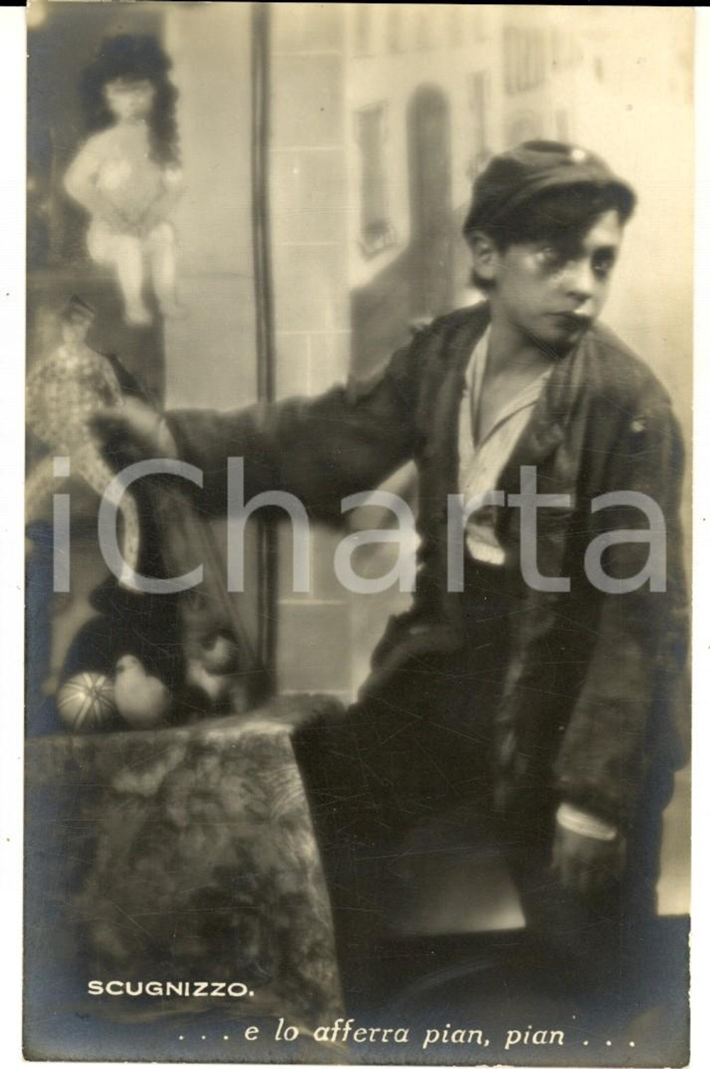 Cartolina originale da collezione 1920 ca NAPOLI Scugnizzo tenta il furto di un giocattolo Cartolina VINTAGE FP 1