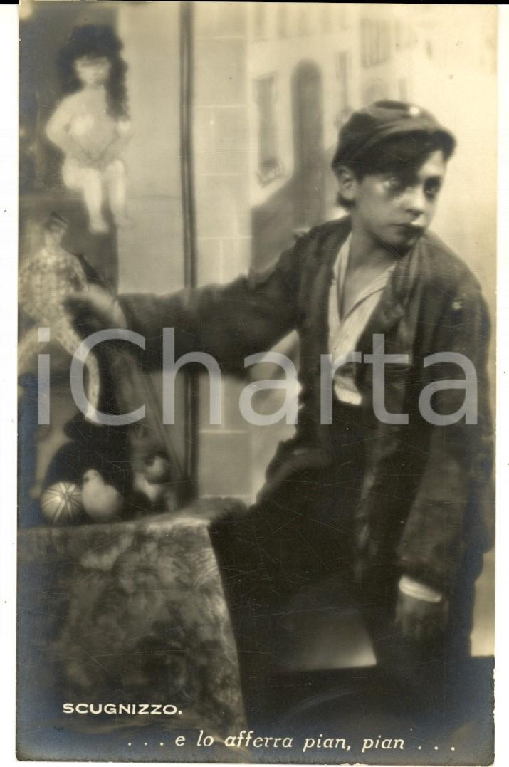 Cartolina originale da collezione 1920 ca NAPOLI Scugnizzo tenta il furto di un giocattolo Cartolina VINTAGE FP 1