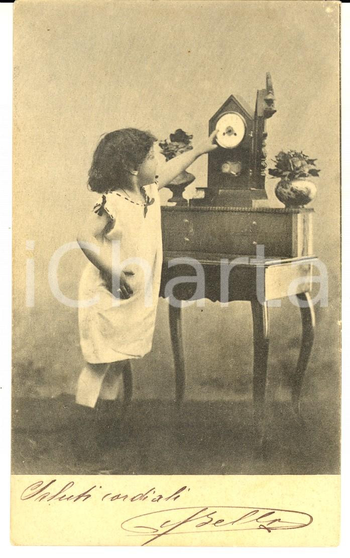 Cartolina originale da collezione 1903 COSTUMI Bambina esplora un orologio a cucù Cartolina postale VINTAGE 1