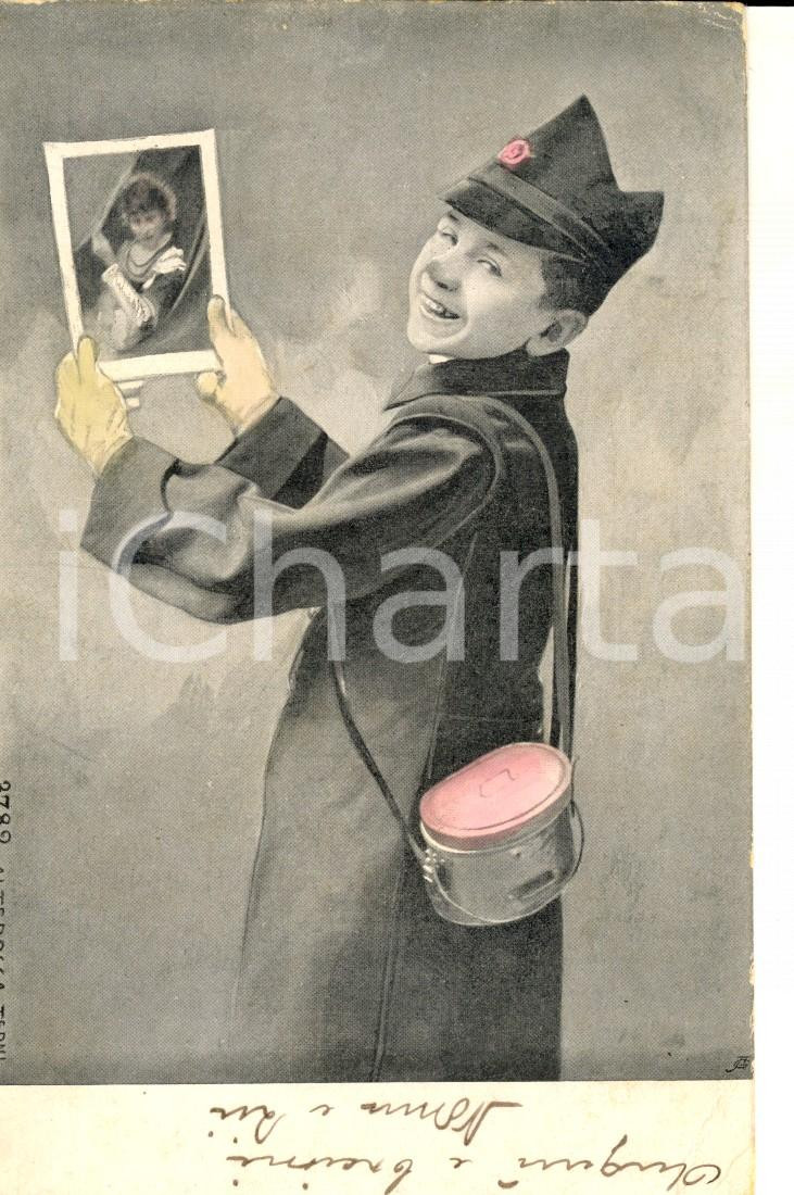 Cartolina originale da collezione 1905 BAMBINI Piccolo postino con ritratto di donna Cartolina VINTAGE ALTEROCCA 1