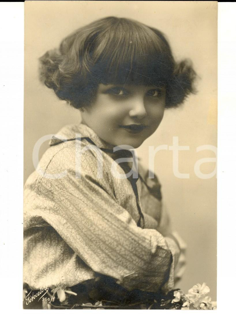 Cartolina originale da collezione 1930 COSTUMI Ritratto di un elegante bambina Cartolina postale FP VG 1