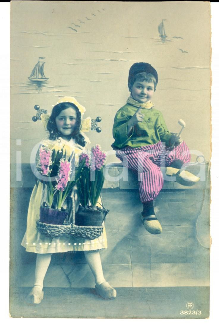 Cartolina originale da collezione 1916 COSTUMI Piccoli olandesi con vasi di fiori Cartolina con ritocchi a mano 1