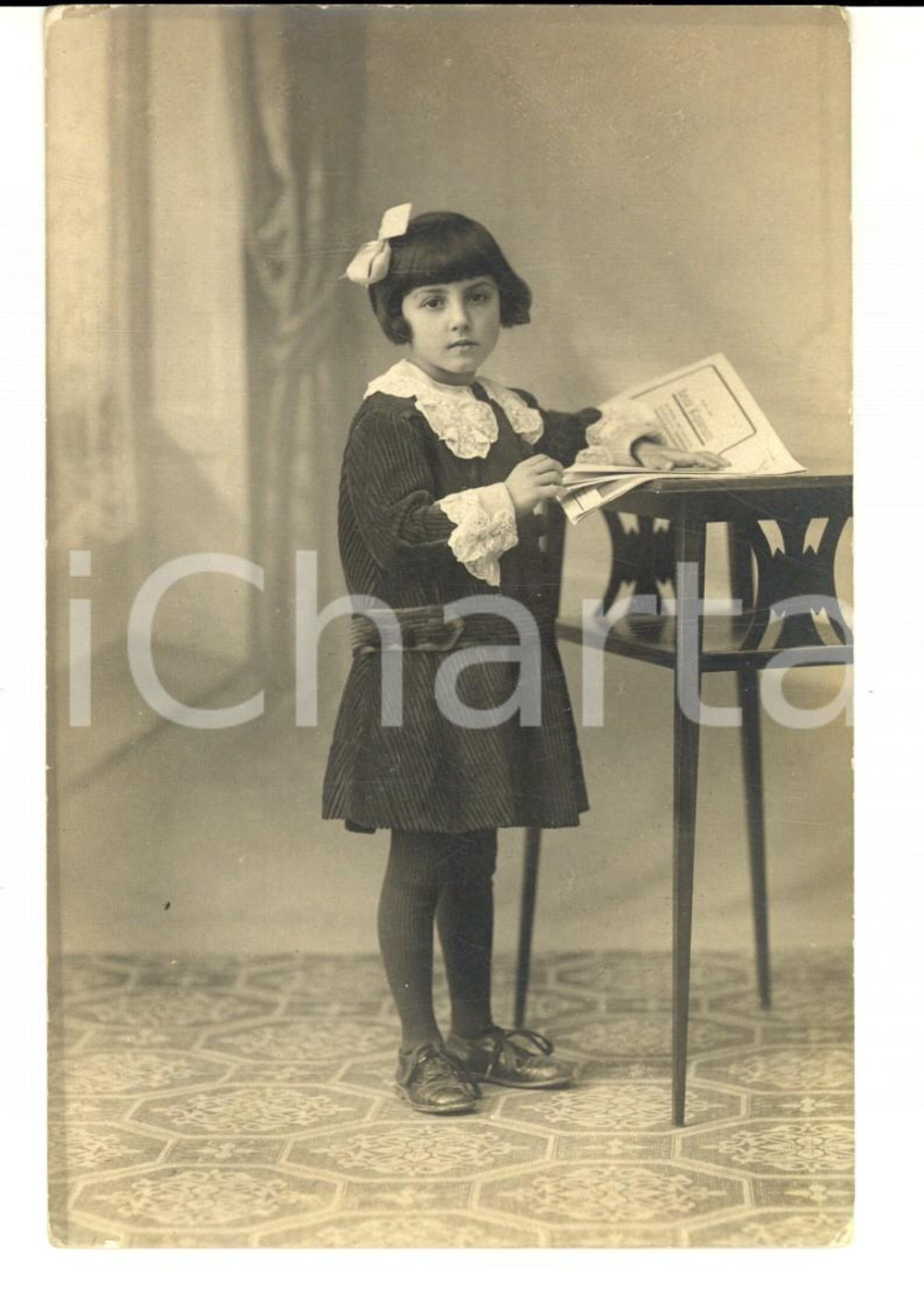 Fotografia d epoca originale 1920 ca COSTUMI Ritratto di bambina in abito di velluto Foto cartolina FP 1