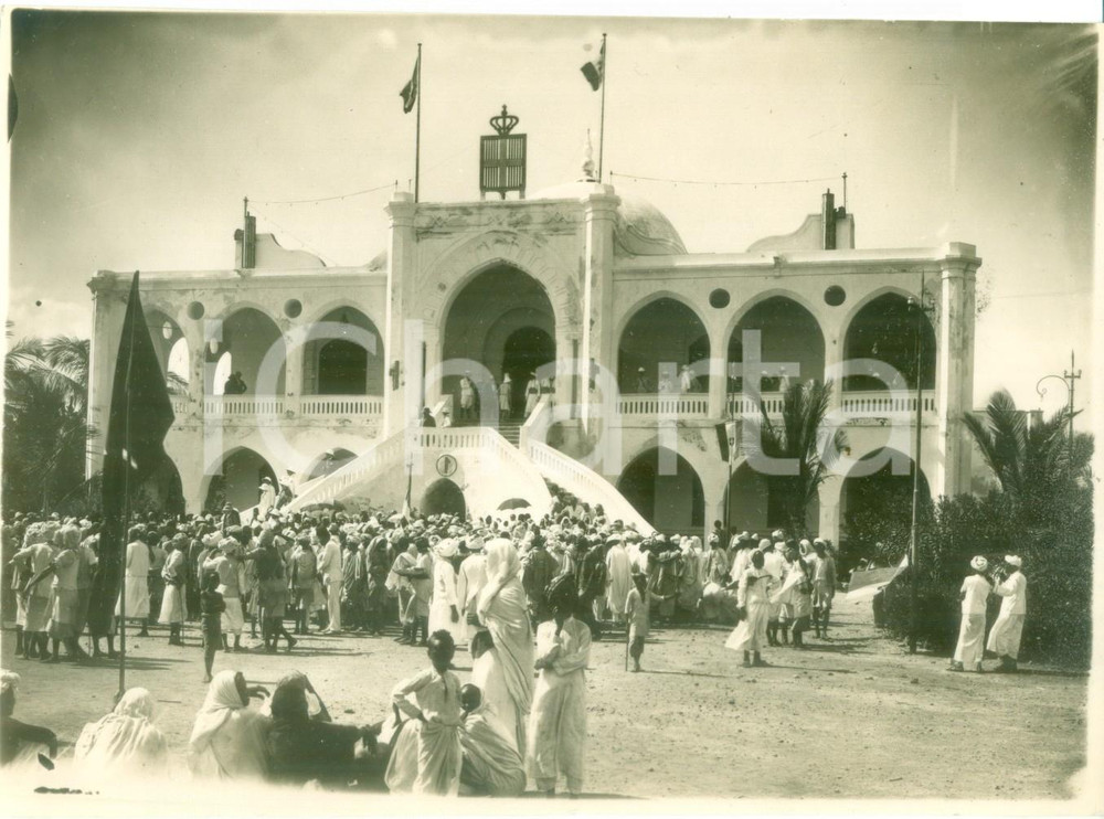 Fotografia d epoca originale 1940 ca MASSAUA ERITREA AOI Folla al Palazzo del Governatorato Fotografia 1