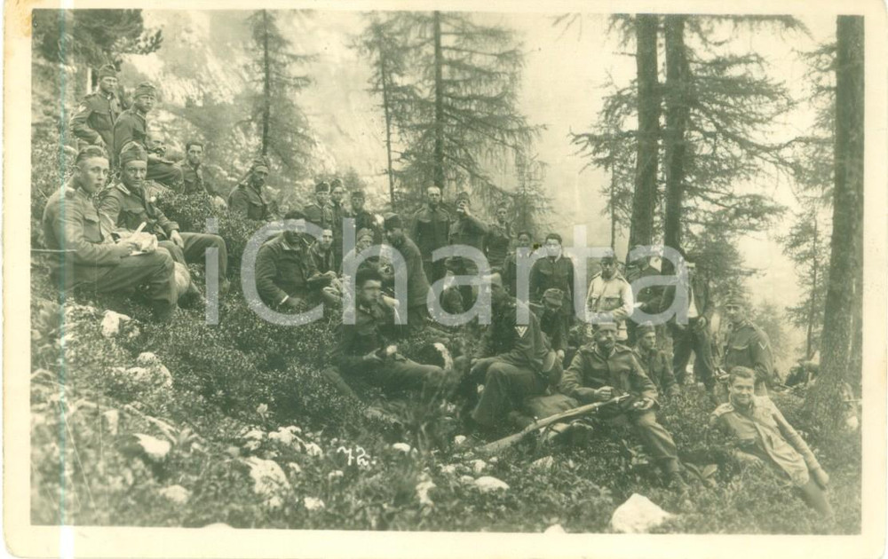Fotografia d epoca originale 1930 ca GERMANIA Compagnia di fanteria a riposo in un bosco Fotografia 1