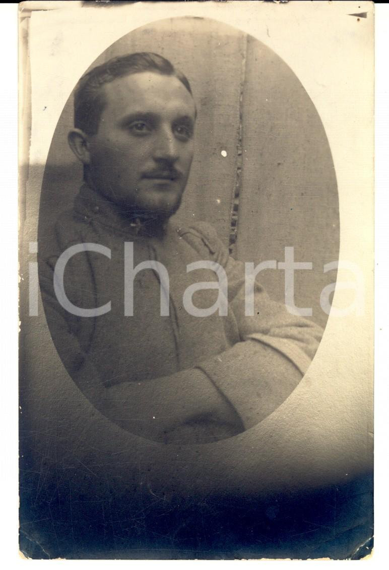 Fotografia d epoca originale 1910 ca REGIO ESERCITO Ufficiale di fanteria pensieroso Foto cartolina 1