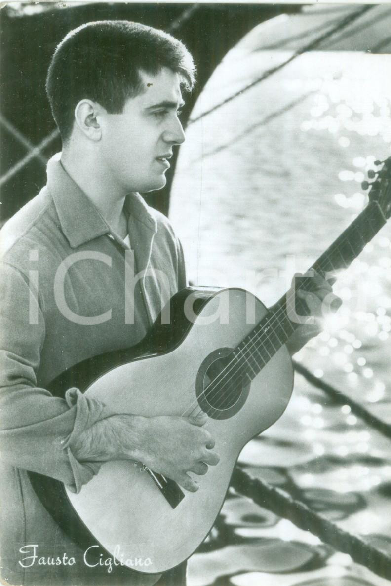 Cartolina originale da collezione 1960 ca MUSICA Cantante Fausto CIGLIANO suona la chitarra Cartolina FG NV 1