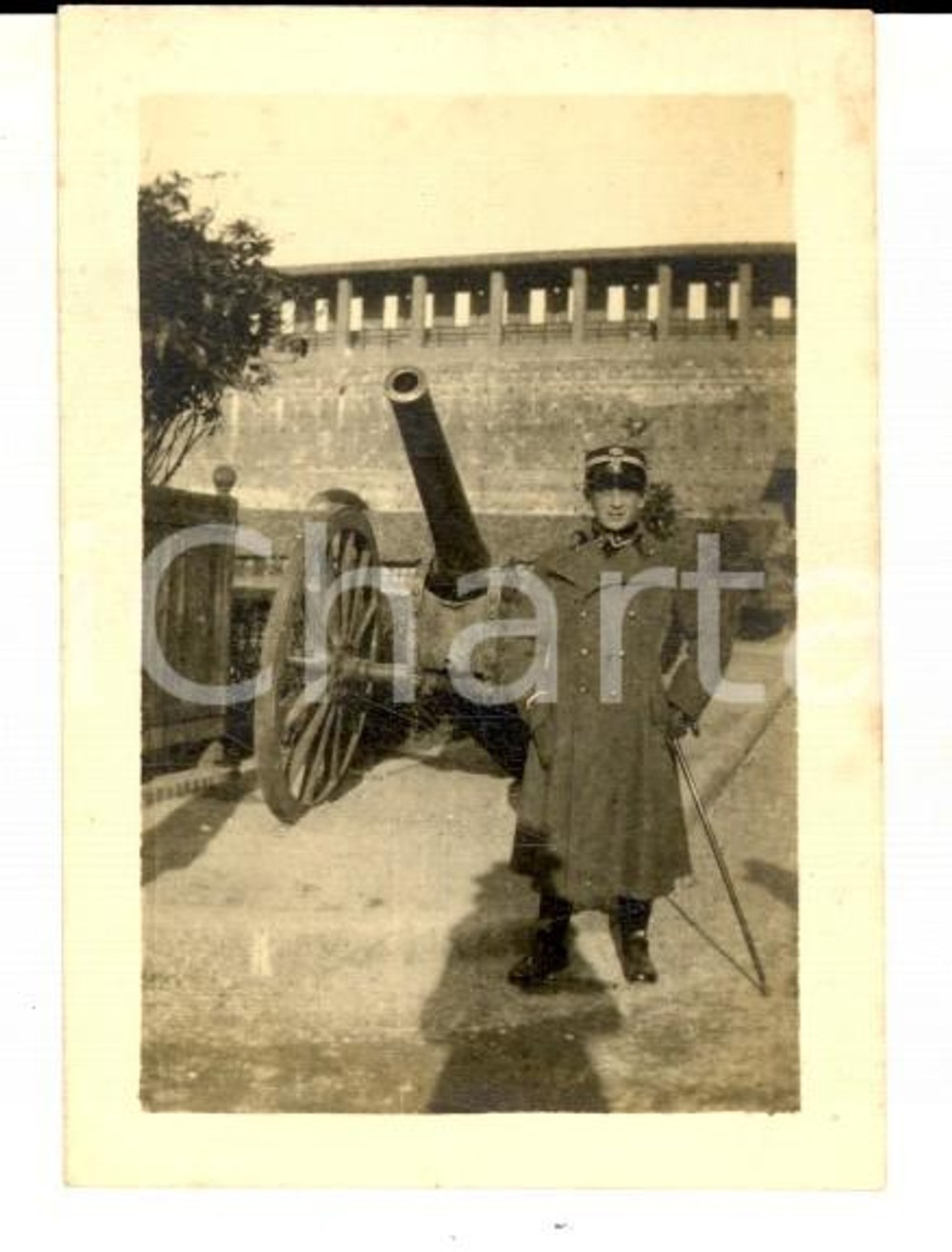 Fotografia d epoca originale 1915 ca MILANO CASTELLO SFORZESCO Ufficiale di fanteria con cannone Foto 5x7 1