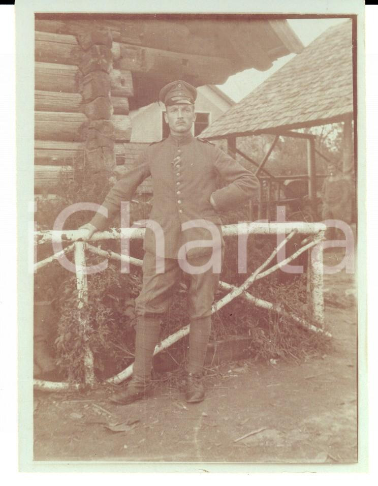 Fotografia d epoca originale 1915 ca WW1 ZONA DI GUERRA Ufficiale austriaco in un deposito Foto 9x12 cm 1