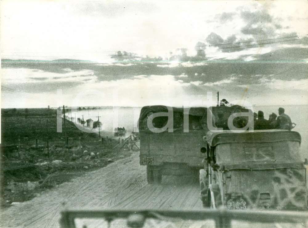 Fotografia d epoca originale 1944 FRONTE ORIENTALE WW2 Carovana di mezzi militari in movimento Fotografia 1