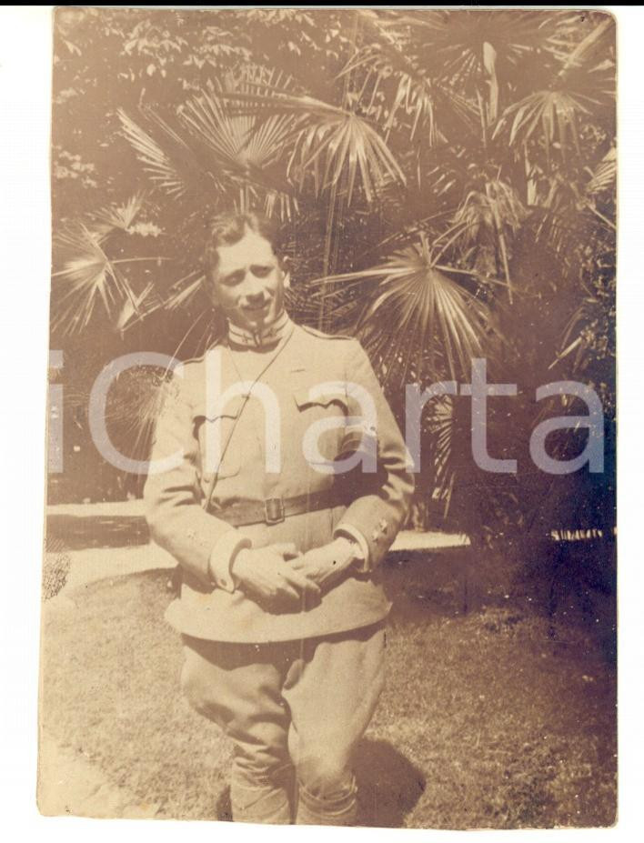 Fotografia d epoca originale 1915 ca WW1 ZONA DI GUERRA Ufficiale di fanteria in un giardino Foto 8x11 cm 1