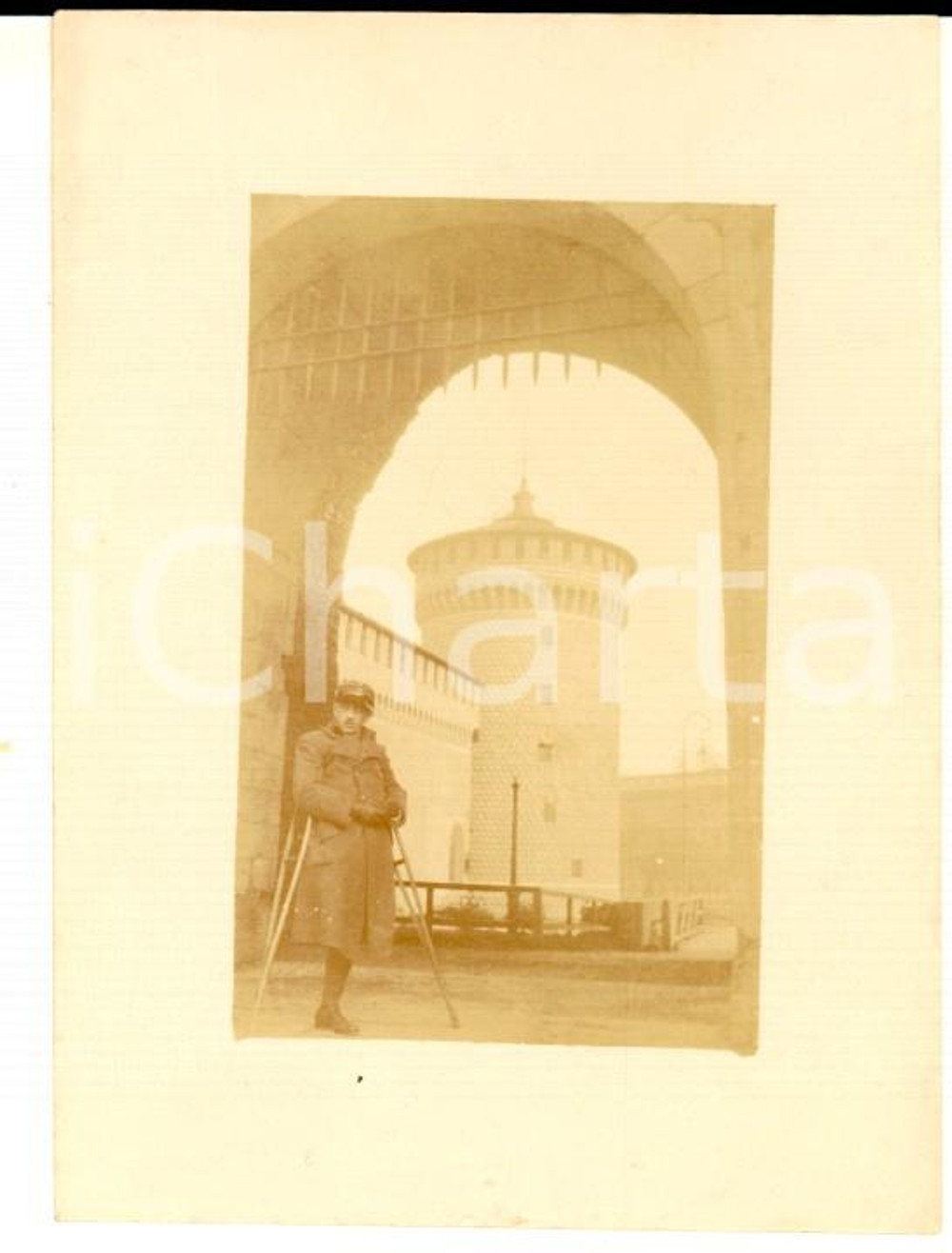 Fotografia d epoca originale 1920 ca MILANO CASTELLO SFORZESCO Giovane ufficiale mutilato di guerra Foto 5x7 1