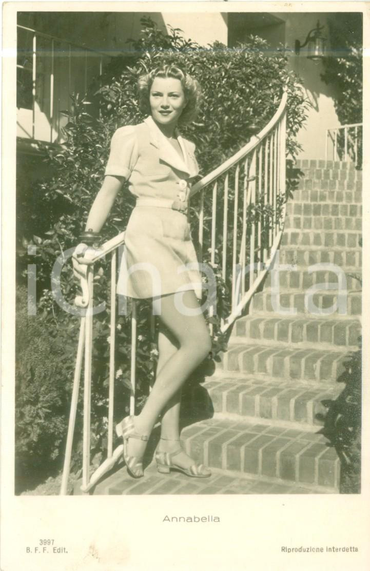 Cartolina originale da collezione 1938 CINEMA Attrice ANNABELLA in minigonna su scalinata Cartolina FP NV 1