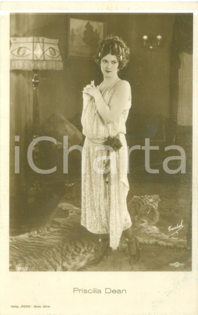 Cartolina originale da collezione 1920 ca CINEMA Attrice Priscilla DEAN su pelle di tigre Cartolina FP NV 1