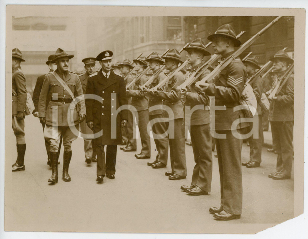 Fotografia d epoca originale 1936 LONDON Re George VI passa in rassegna le Giubbe Rosse Foto DANNEGGIATA 1