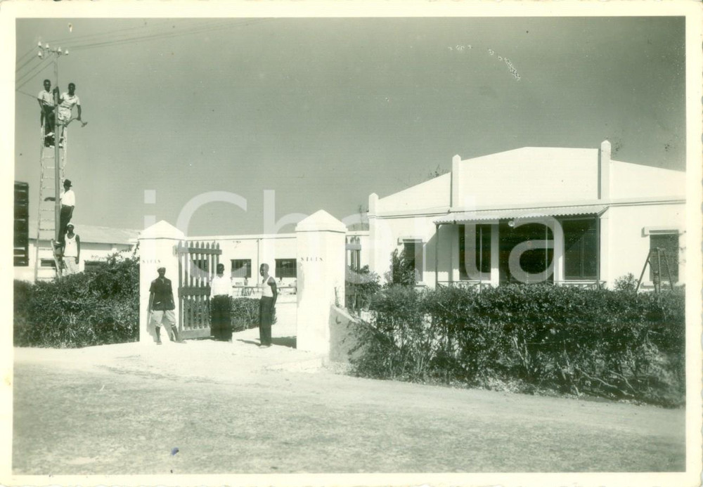 Fotografia d epoca originale 1940 ca AFGOI SOMALIA AOI Villetta S.I.C.I.S. con operai indigeni Fotografia 1