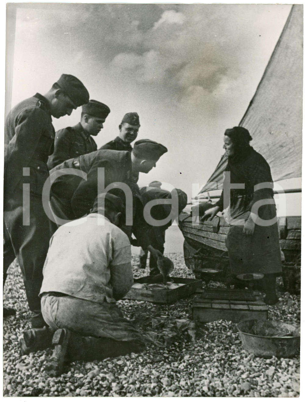 Fotografia d epoca originale 1941 CANALE DELLA MANICA WW2 Soldati tedeschi comprano pesce dai pescatori Foto 1