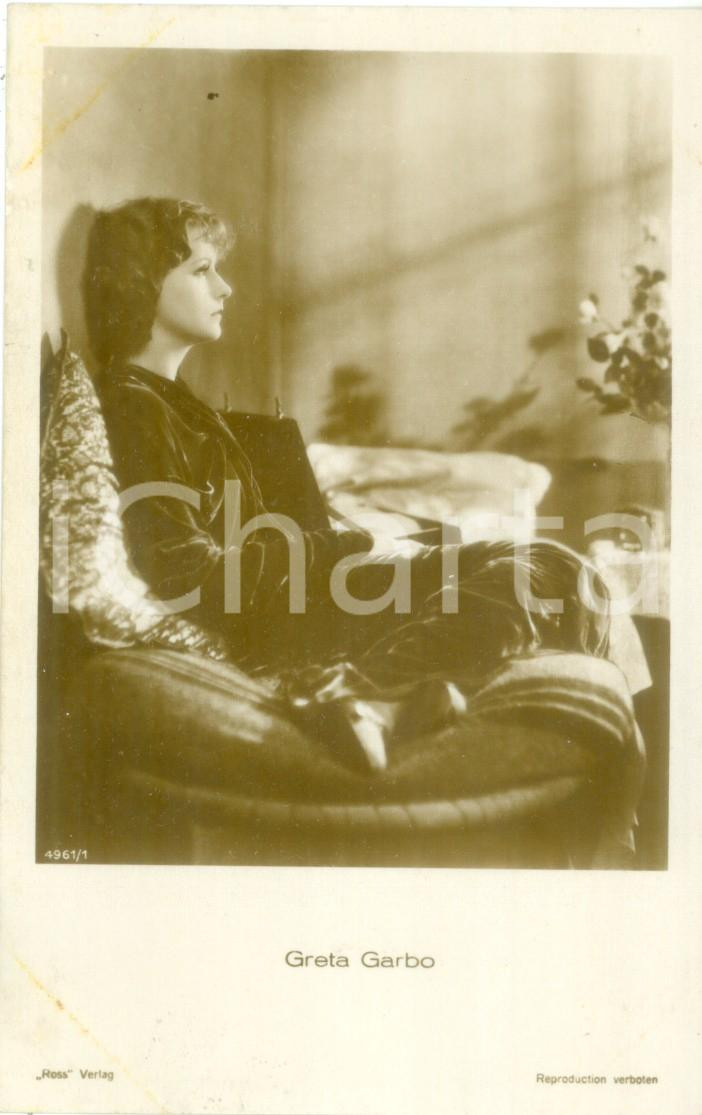 Cartolina originale da collezione 1930 ca CINEMA Attrice Greta GARBO in vestaglia sul divano Cartolina FP NV 1