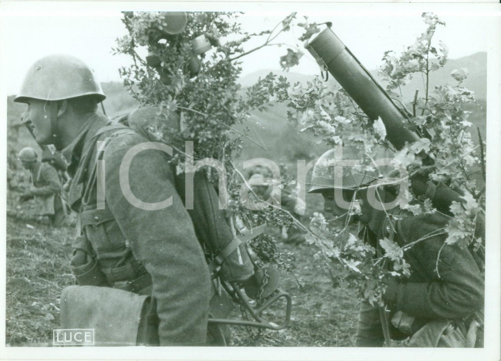 Fotografia d epoca originale 1940 ca FRONTE GRECO ALBANESE WW2 Truppe avanzano con armi automatiche Foto 1