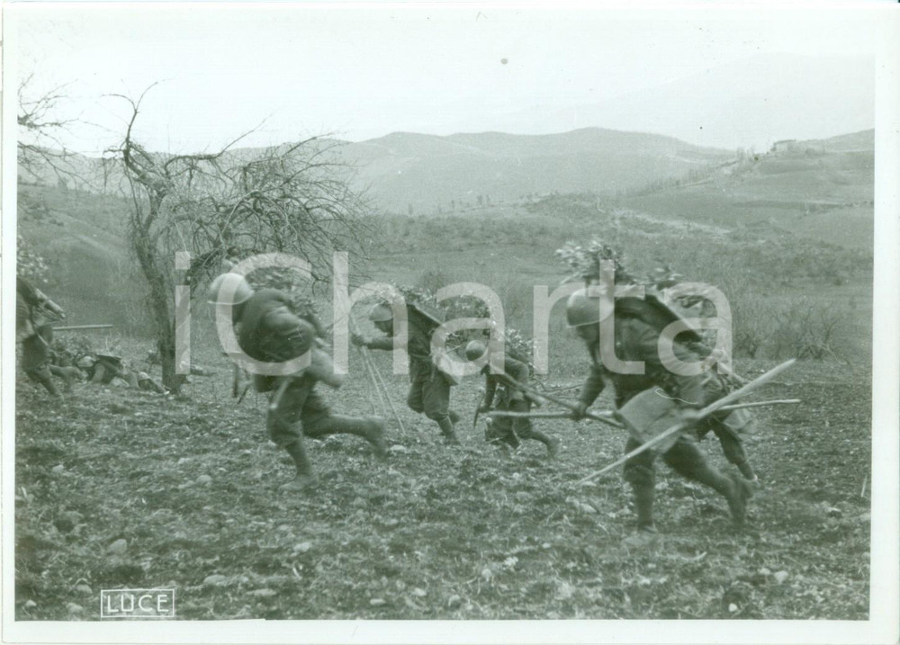 Fotografia d epoca originale 1940 ca FRONTE GRECO ALBANESE WW2 Truppe avanzano durante un azione Fotografia 1