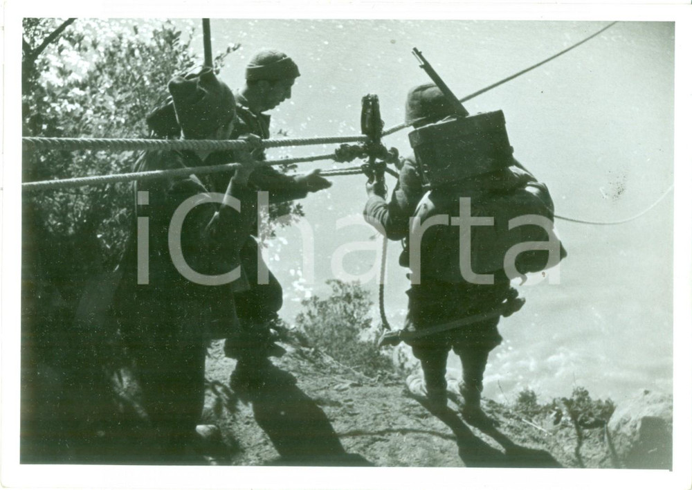 Fotografia d epoca originale 1940 ca FRONTE GRECO ALBANESE WW2 Soldati italiani guadano fiume in piena Foto 1
