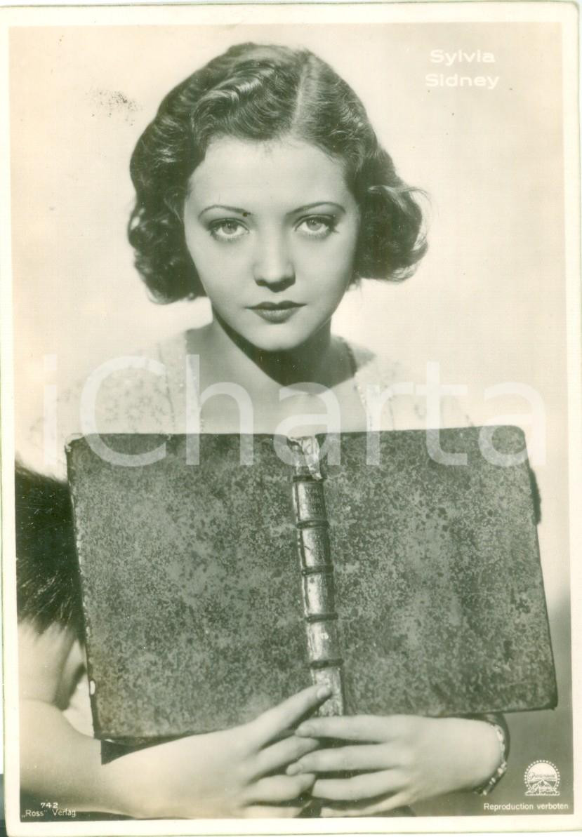 Cartolina originale da collezione 1940 ca CINEMA Attrice Sylvia SIDNEY regge un libro antico Cartolina FG NV 1