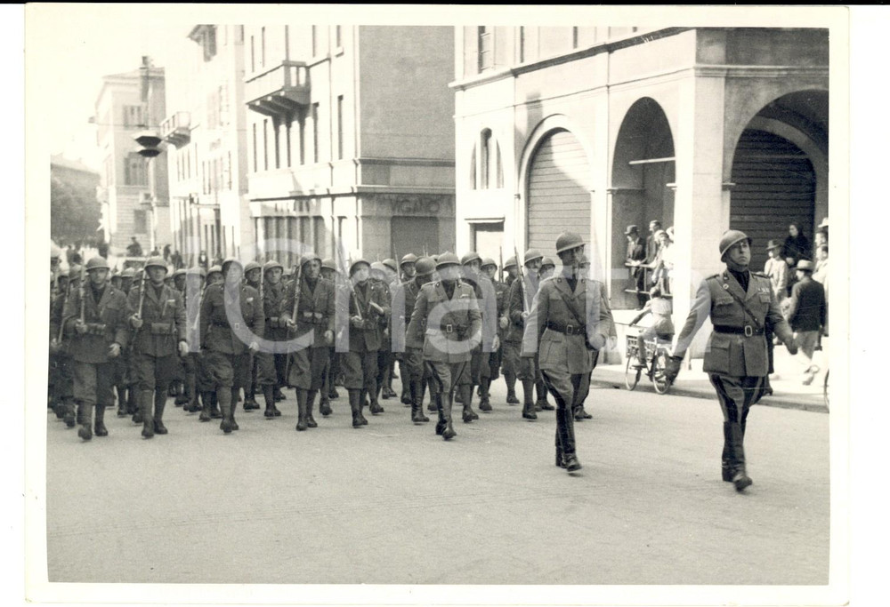 Fotografia d epoca originale 1940 ca CREMONA Parata 7 Legione Milizia Artiglieria Controaerea Foto 19x13 cm 1