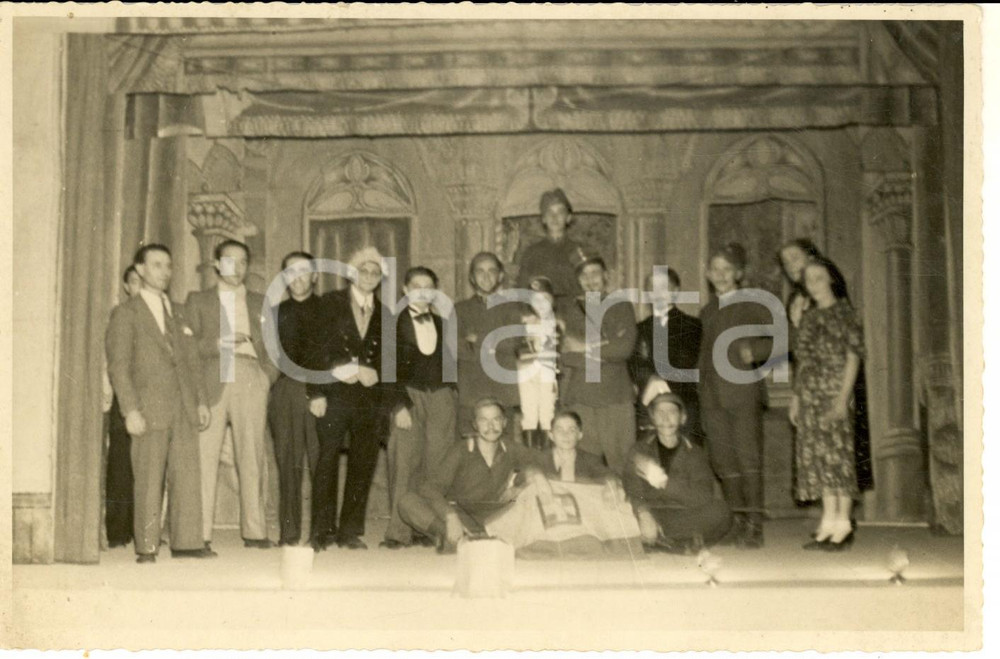 Fotografia d epoca originale 1940 ca BOLLATE Teatro dell Oratorio maschile  Gruppo di attori Foto 18x12 1