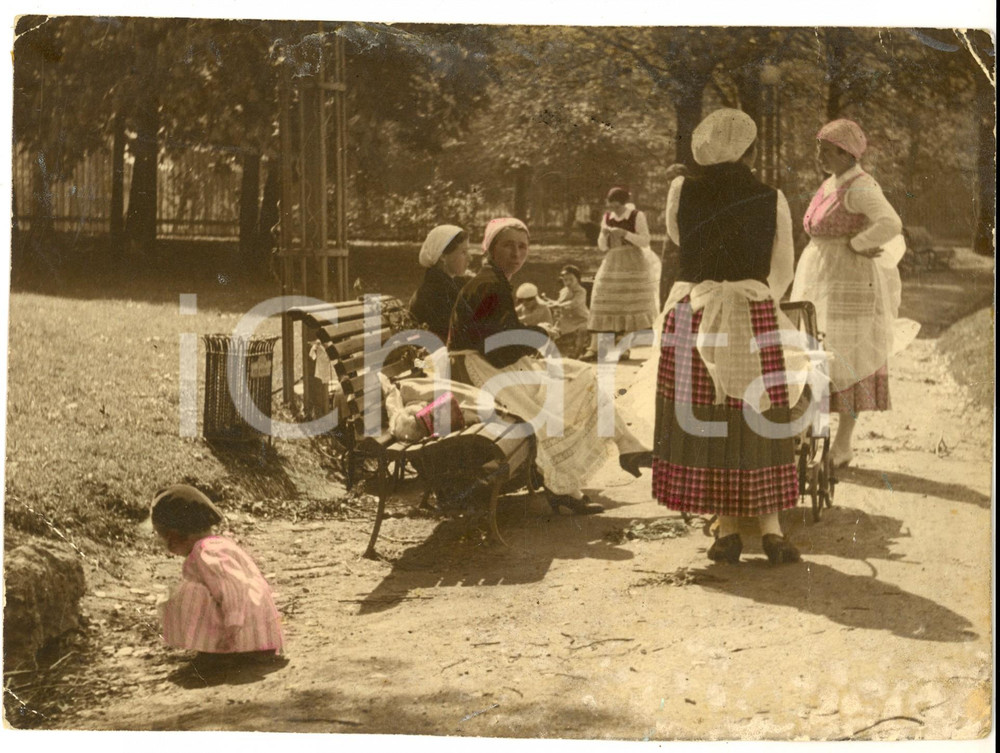 Fotografia d epoca originale 1930ca MILANO Parco Sempione Gruppo di balie Fotografia anonima DANNEGGIATA 1