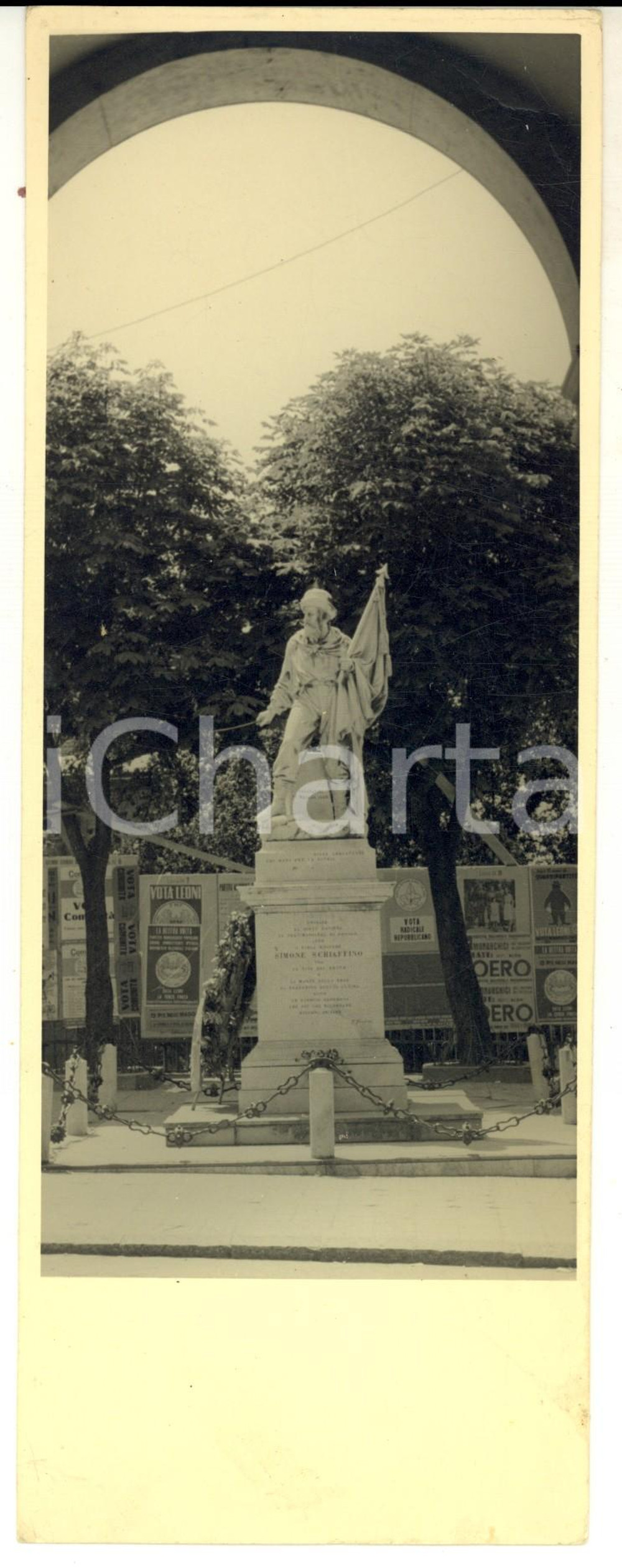 Fotografia d epoca originale 1950 CAMOGLI Monumento a Simone SCHIAFFINO con manifesti elettorali Foto 9x24 1