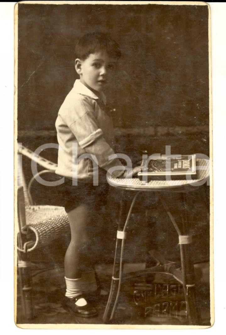 Fotografia d epoca originale 1929 PARMA Ritratto di bambino con libro scolastico Foto cartolina VAGHI 1