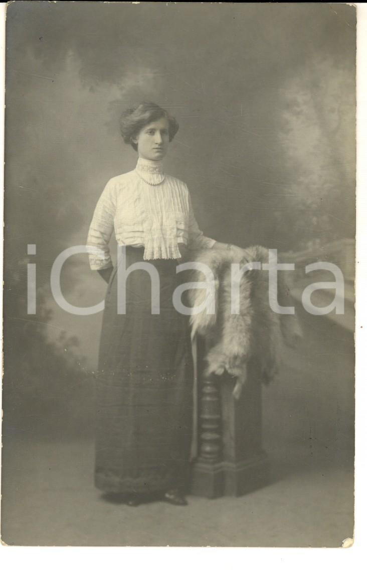 Fotografia d epoca originale 1910 ca TORINO Ritratto di donna con pellicciotto Foto C. ROSSI via Roma FP 1