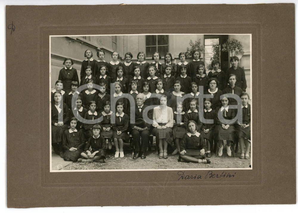 Fotografia d epoca originale 1940ca MILANO Maestra Daria Bertini con scolaresca elementare Fotografia 1