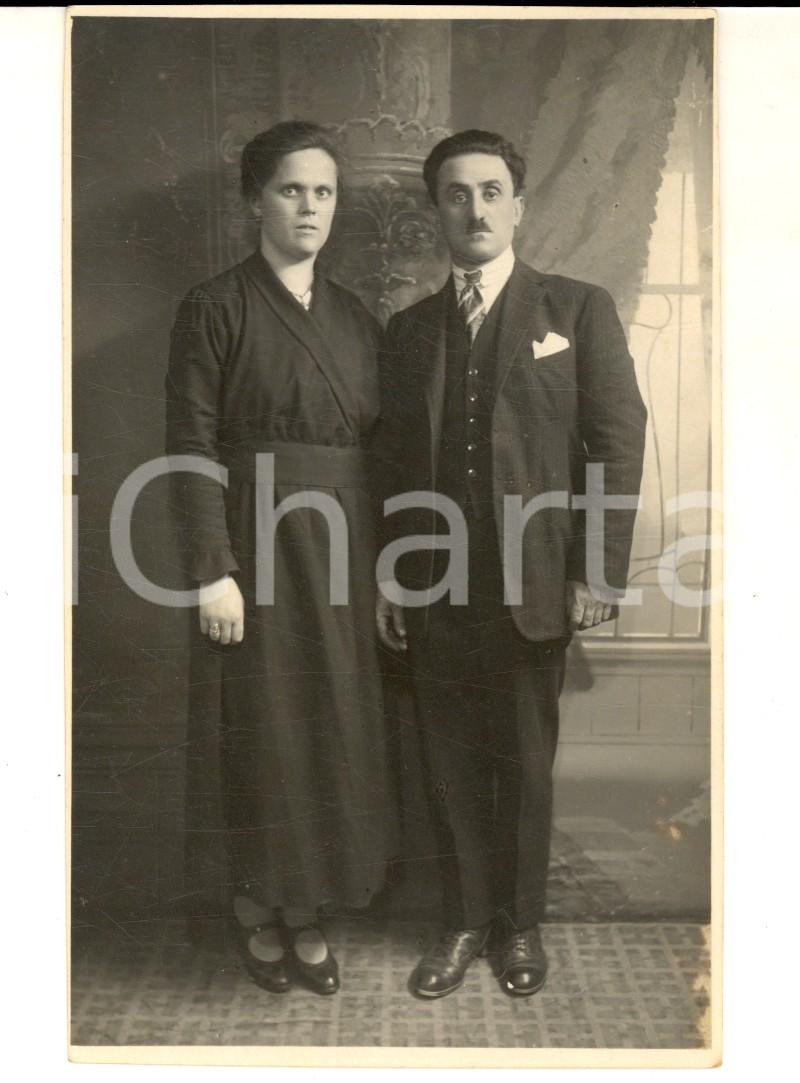 Fotografia d epoca originale 1930 ca TRIESTE Ritratto di due sposi Foto cartolina R. MENEGATO 1