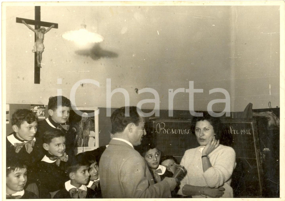 Fotografia d epoca originale 1958 BESENZONE PC Intervista a una maestra elementare Foto 18x13 cm 1